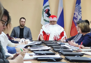 Саянск. Мэр Олег Боровский провел совещание в костюме Деда Мороза