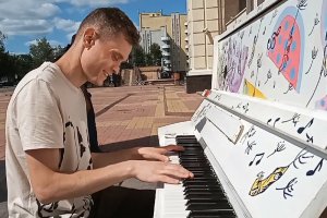 Саранск. В столице республики Мордовия установили уличное пианино для всех желающих