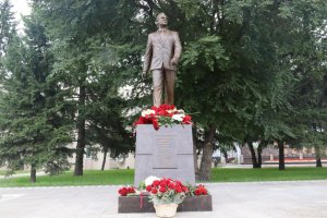 Абакан. В городе отрыли памятник Народному мэру Николаю Генриховичу Булакину 