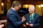 Томск. Иван Кляйн вручил Егору Лигачеву удостоверение  и знак «Почетного гражданина Томска»